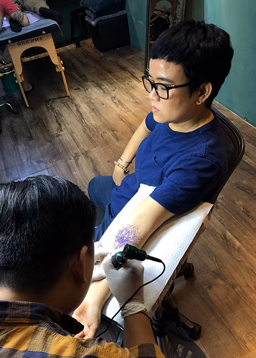 Nhạc sĩ Phương Uyên khoe hình xăm mới là một trong những tin tức sao Việt trong ngày 7/3.