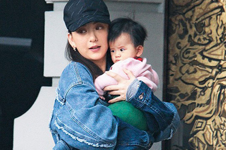 Quách Phú Thành yêu thương con gái hết mực. Anh tiết lộ thường chụp ảnh con mỗi ngày. eastweek