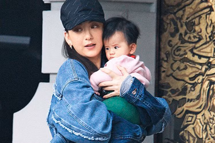 Quách Phú Thành yêu thương con gái hết mực. Anh tiết lộ thường chụp ảnh con mỗi ngày. eastweek