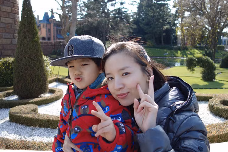 Đổng Khiết dành trọn tâm sức nuôi dạy con trai. Cô vẫn tin tưởng vào tình yêu nhưng không vội vàng kết hôn lần nữa. Ảnh: Sina