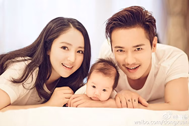 Cao Vân Tường và Đổng Tuyền kết hôn vào năm 2011. Trước đám cưới, cặp đôi diễn viên đã hẹn hò được 2 năm. Ảnh: Weibo