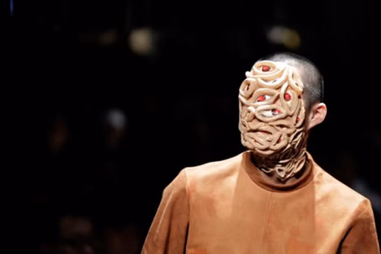 Tháng 3/2016, trong show diễn của NTK Yoshikazu Yamagata tại Tuần lễ thời trang Tokyo, người mẫu hóa trang thành người có nhiều con mắt hay đeo mặt nạ mỏ gà. Ảnh: Reuter