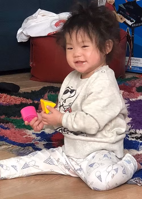 Khoảnh khắc đáng yêu của nhóc tì nhà Trần Quán Hy.