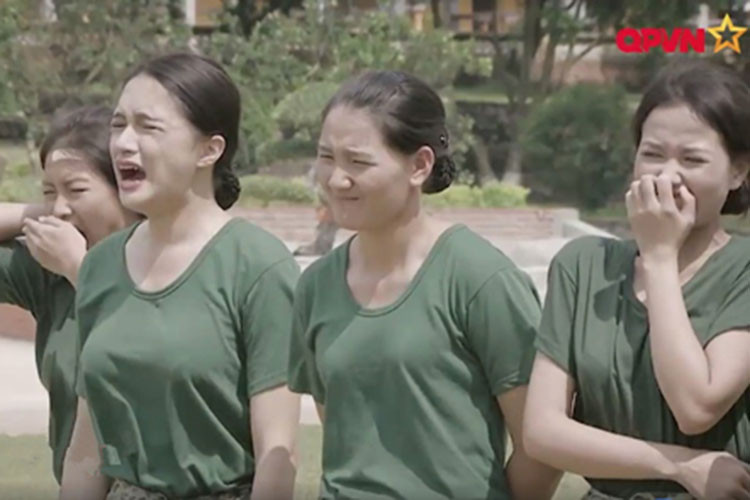 Hương Giang la hét khi xem các chiến sĩ đặc công biểu diễn công phu. Ảnh: Vietnamnet