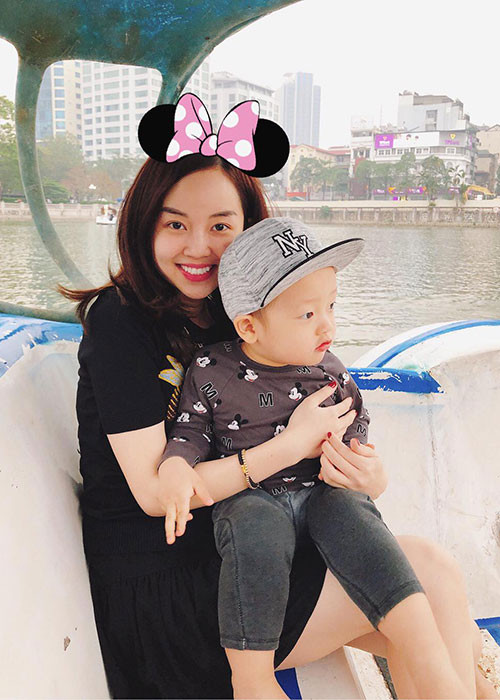 "Chúc em bé của mẹ càng lớn càng thông minh hơn nữa, ngộ nghĩnh hơn nữa, đáng yêu hơn nữa và luôn ngoan ngoãn nghe lời ông bà và mẹ như bây giờ nha. Mẹ yêu con", Ly Kute gửi lời chúc đến con trai.