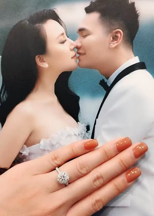 DJ Thanh Thảo khoe nhẫn Khắc Việt tặng trước đám cưới.