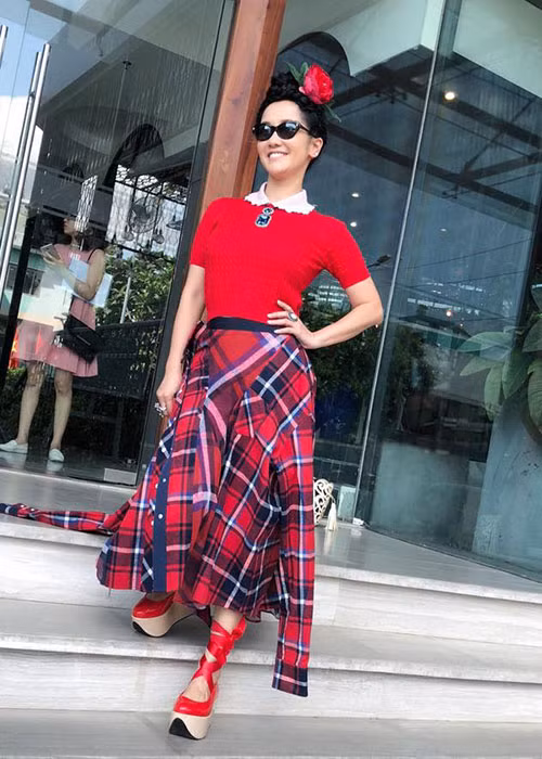 Hồng Nhung chia sẻ: “Xin cám ơn bạn bè gần xa đã gửi hoa, quà, lời chúc sinh nhật cho mình nhé! Ngày bận rộn nên định không có tiệc sinh nhật thì hoá ra được đến 3 tiệc và 5 bánh kem, thổi khoảng hơn trăm nến”.