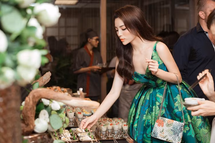 Nàng hoa hậu sinh năm 1996 tự tin khoe vẻ gợi cảm tại một sự kiện.