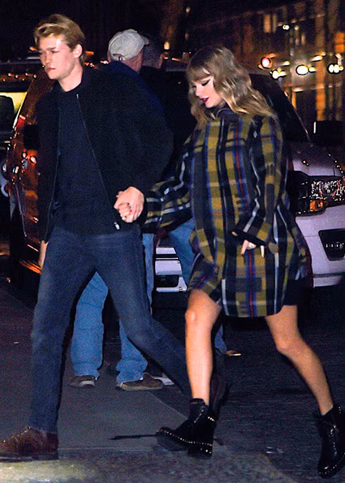 Taylor Swift và Joe Alwyn khá hạn chế xuất hiện bên nhau. Tháng 12/2017, cặp đôi nắm tay tình tứ trên phố sau khi nữ ca sĩ có buổi biểu diễn ở New York. Ảnh: splash