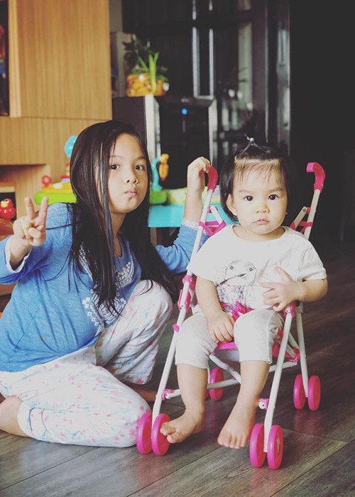 Ông bầu Quang Huy chia sẻ hài hước về 2 con gái: “Con vịt giời bên trái hứa bố đi làm xa mỗi ngày sẽ gọi cho bố 5 phút, hôm qua nó lật kèo. Con vịt giời bên phải ngày mai tròn 1 tuổi. Giờ này năm ngoái đang hí hoáy viết status chào mừng nó sắp ra đời”.