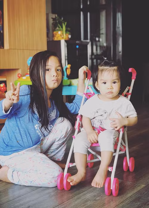 Ông bầu Quang Huy chia sẻ hài hước về 2 con gái: “Con vịt giời bên trái hứa bố đi làm xa mỗi ngày sẽ gọi cho bố 5 phút, hôm qua nó lật kèo. Con vịt giời bên phải ngày mai tròn 1 tuổi. Giờ này năm ngoái đang hí hoáy viết status chào mừng nó sắp ra đời”.