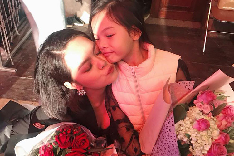 Phạm Quỳnh Anh hạnh phúc khi con gái đầu lòng lần đầu tiên đi xem mẹ hát.