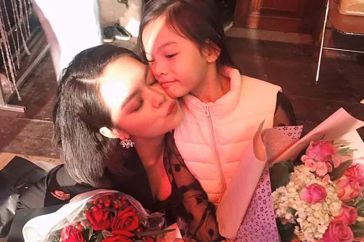 Phạm Quỳnh Anh hạnh phúc khi con gái đầu lòng lần đầu tiên đi xem mẹ hát.