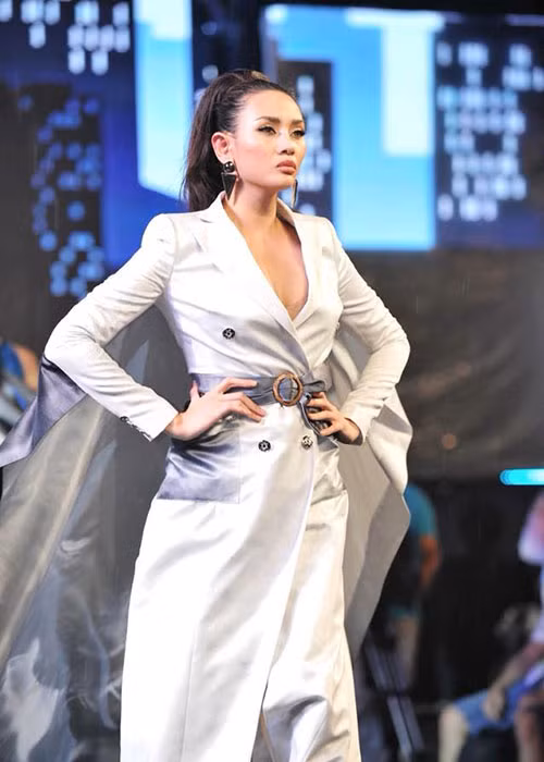 Hình ảnh Võ Hoàng Yến sải bước trên sàn catwalk. Ảnh: FBNV