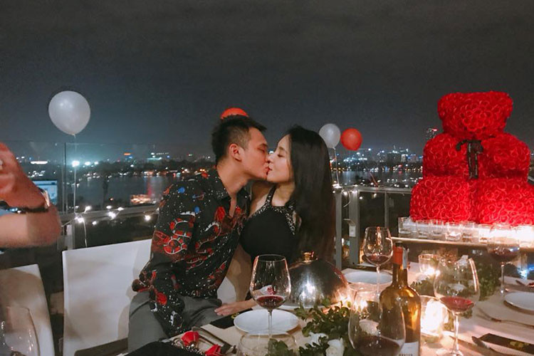 Tháng 10/2017, Khắc Việt cầu hôn bạn gái trong không gian vô cùng lãng mạn và nhận được cái gật đầu đồng ý của Thảo BeBe.