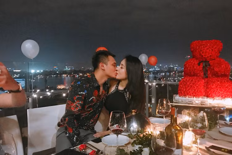 Tháng 10/2017, Khắc Việt cầu hôn bạn gái trong không gian vô cùng lãng mạn và nhận được cái gật đầu đồng ý của Thảo BeBe.