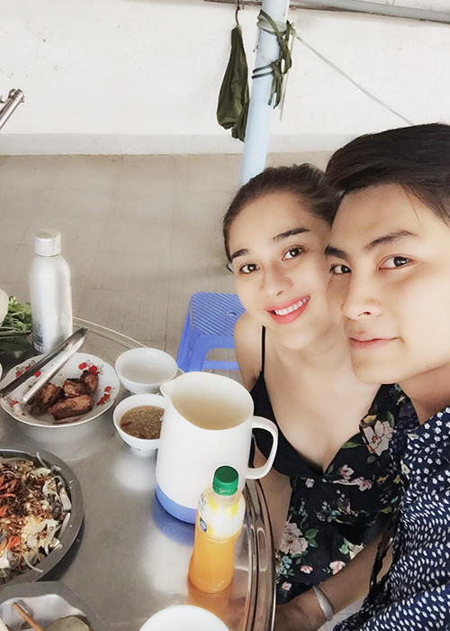 Lâm Khánh Chi chia sẻ: "Về nhà chồng làm dâu. Ba mẹ chồng thương con dâu nên không cho làm gì, chỉ được nướng thịt thôi”.