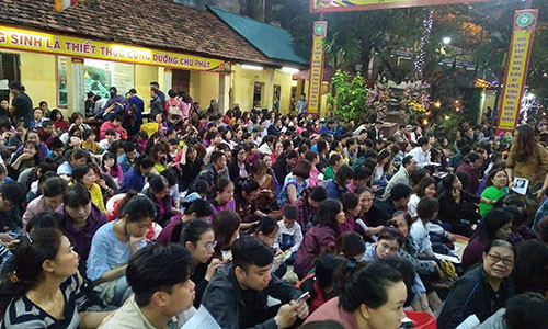 Người dân đến chùa Phúc Khánh từ cuối giờ chiều nay rất đông.