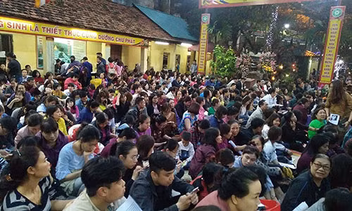 Người dân đến chùa Phúc Khánh từ cuối giờ chiều nay rất đông.