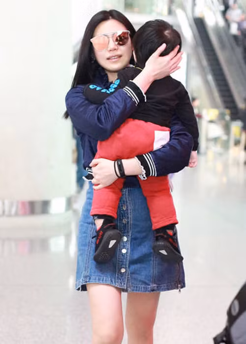 Hình ảnh Trần Nghiên Hy tươi tắn bên con trai.