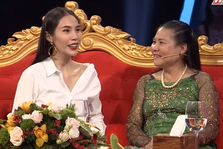 Thủy Tiên cũng rất được lòng mẹ chồng. Bà từng kể Thủy Tiên chăm sóc mẹ chồng như mẹ ruột. Ảnh: BTC