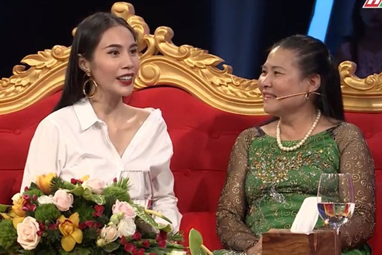 Thủy Tiên cũng rất được lòng mẹ chồng. Bà từng kể Thủy Tiên chăm sóc mẹ chồng như mẹ ruột. Ảnh: BTC