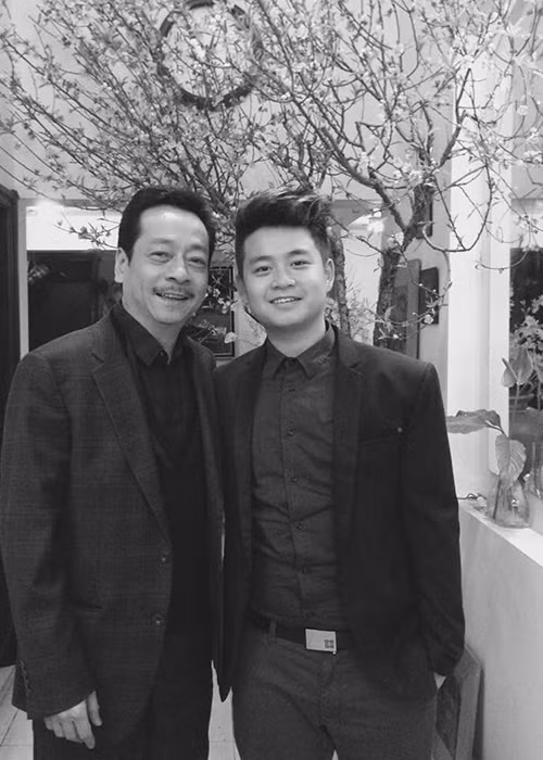 Nghệ sĩ Hoàng Dũng gửi lời chúc đến con trai: “Con lại thêm một tuổi, lớn hơn, trưởng thành hơn. Hãy xứng đáng với niềm tin của bố nhé, bố mẹ yêu con”.