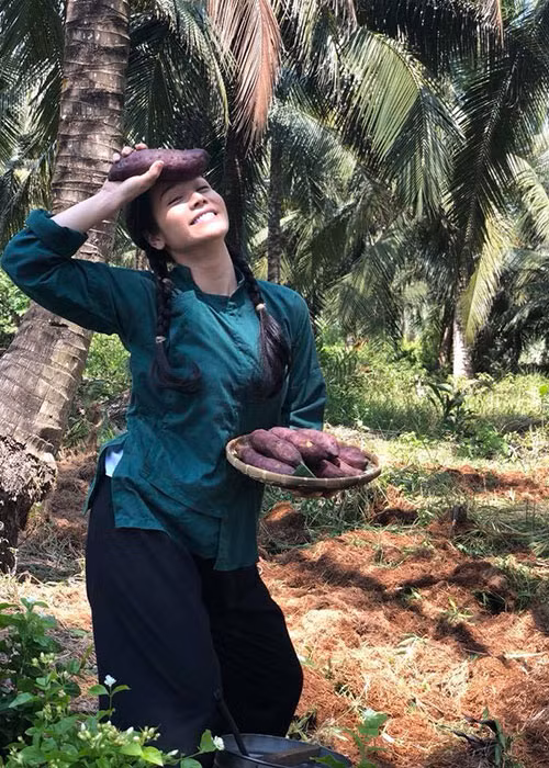 Nhật Kim Anh nhí nhảnh trên phim trường.