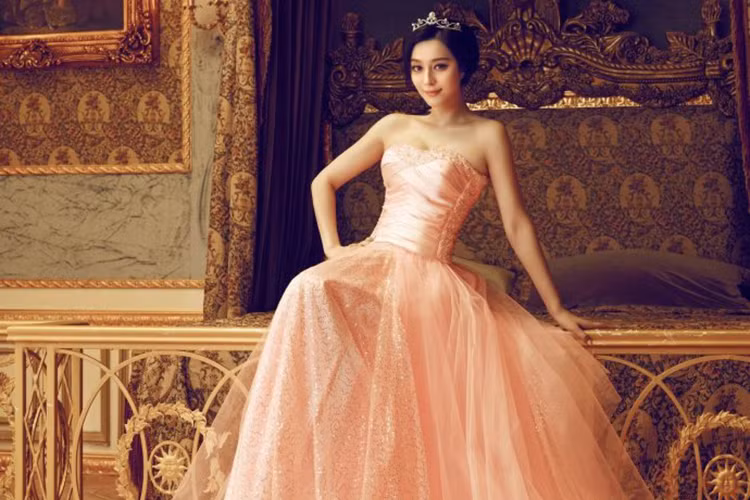 Hóa cô dâu, Phạm Băng Băng xinh như nàng công chúa. Ảnh: Sina