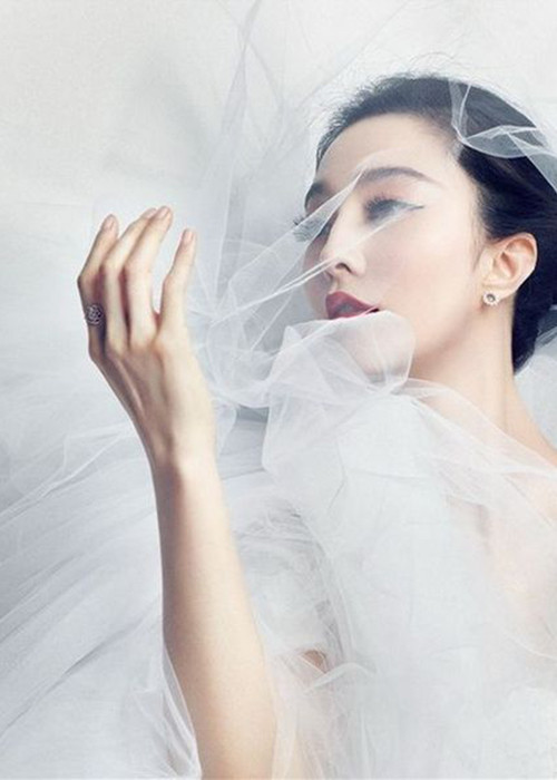 Trước khi trở thành cô dâu của Lý Thần, Phạm Băng Băng không ít lần mặc váy cưới đốn tim người hâm mộ. Ảnh: Elle