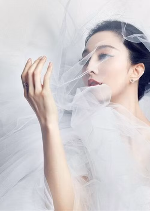 Trước khi trở thành cô dâu của Lý Thần, Phạm Băng Băng không ít lần mặc váy cưới đốn tim người hâm mộ. Ảnh: Elle