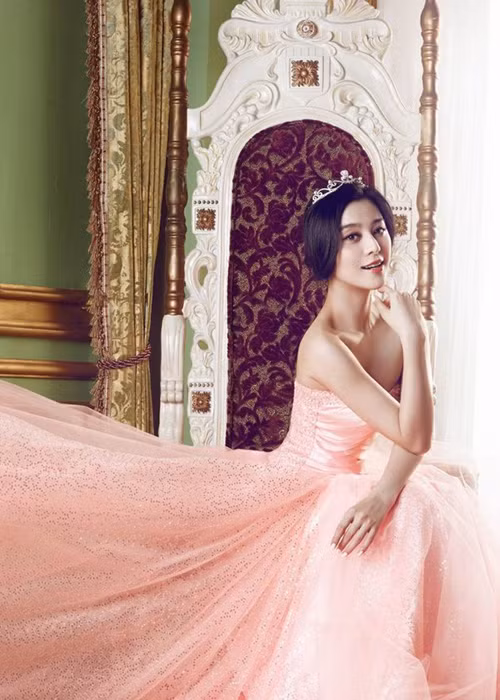 Ở tuổi 37, Phạm Băng Băng xinh đẹp, giàu có và nổi tiếng khiến nhiều người ngưỡng mộ. Ảnh: Sina