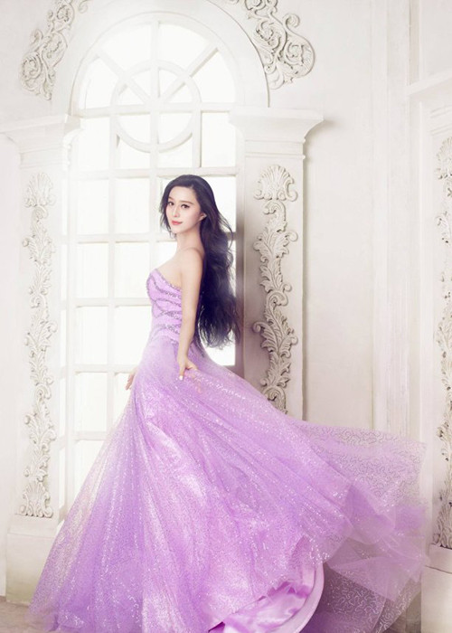 Nữ diễn viên duyên dáng trong chiếc váy cưới tông màu tím cúp ngực. Ảnh: Sina