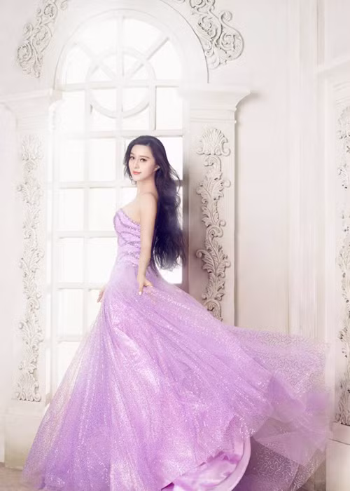 Nữ diễn viên duyên dáng trong chiếc váy cưới tông màu tím cúp ngực. Ảnh: Sina