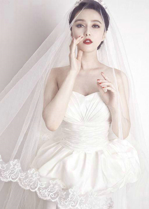 Là mỹ nhân Hoa ngữ, Phạm Băng Băng gây mê đắm mỗi lần khoác lên mình chiếc váy cô dâu. Ảnh: Elle