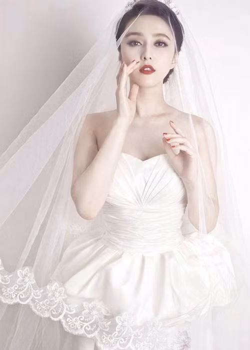Là mỹ nhân Hoa ngữ, Phạm Băng Băng gây mê đắm mỗi lần khoác lên mình chiếc váy cô dâu. Ảnh: Elle
