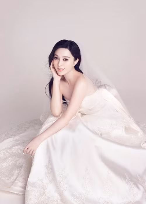 Nữ diễn viên sinh năm 1981 khoe vẻ đẹp không tỳ vết trong bộ ảnh cô dâu. Ảnh: Sina