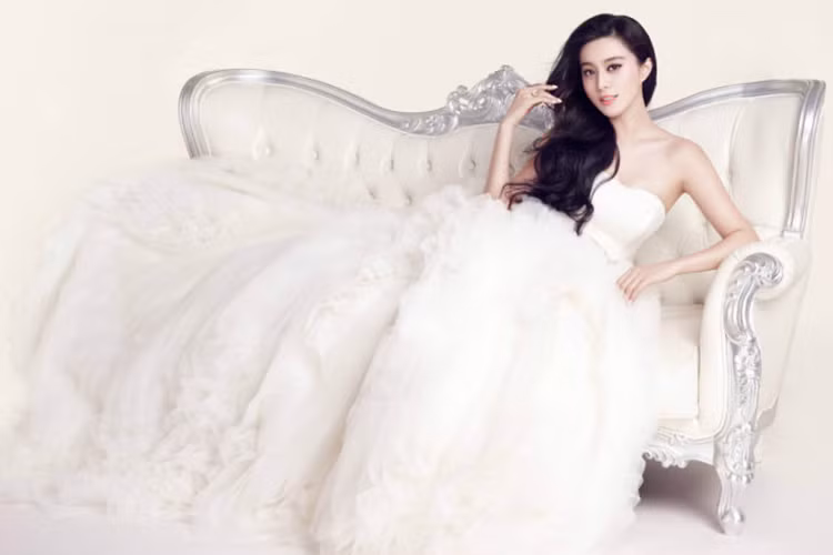 Phạm Băng Băng diện mẫu váy cưới trắng muốt lộng lẫy trong một bộ ảnh. Ảnh: Sina