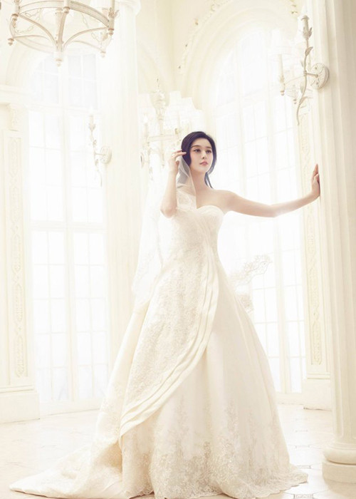 Nàng Kim Tỏa của "Hoàn Châu Cách Cách" hút hồn người đối diện dù khoác lên mình bất kì mẫu váy cưới nào. Ảnh: Sina