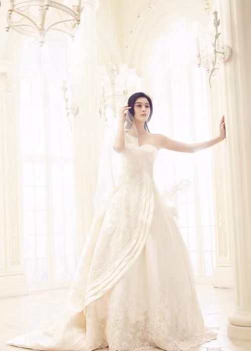 Nàng Kim Tỏa của "Hoàn Châu Cách Cách" hút hồn người đối diện dù khoác lên mình bất kì mẫu váy cưới nào. Ảnh: Sina