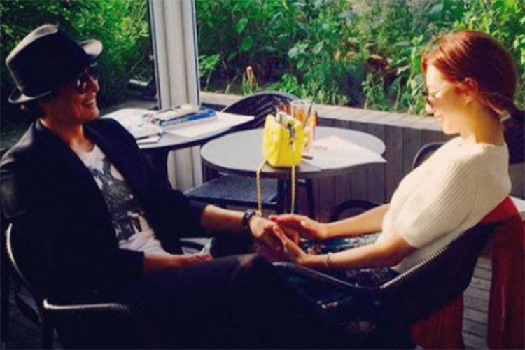 Bae Yong Joon đón con trai đầu lòng gia nhập tổ ấm vào năm 2016. Tháng 8/2017, vợ của anh tiếp tục mang bầu. Ảnh: Soompi