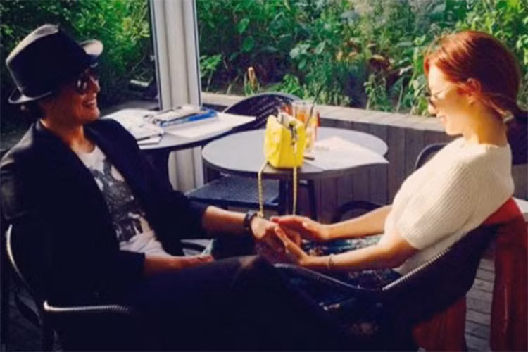 Bae Yong Joon đón con trai đầu lòng gia nhập tổ ấm vào năm 2016. Tháng 8/2017, vợ của anh tiếp tục mang bầu. Ảnh: Soompi