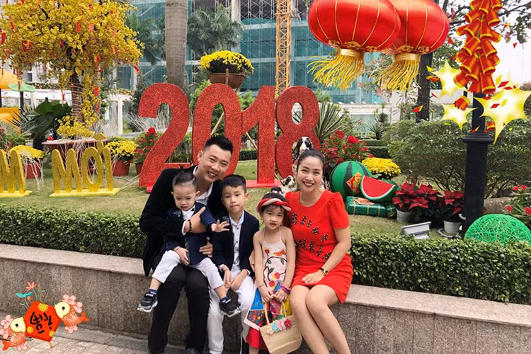 Ốc Thanh Vân và ông xã có nhiều năm quen biết trước khi kết hôn. Hiện, cặp đôi có 3 nhóc tì kháu khỉnh. Ảnh: FBNV