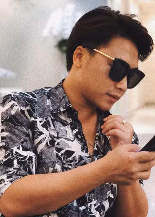 Nguyễn Minh Hải công khai món quà Hòa Minzy tặng dịp Valentine trắng đồng thời gọi bạn gái là vợ. Ảnh: FBNV