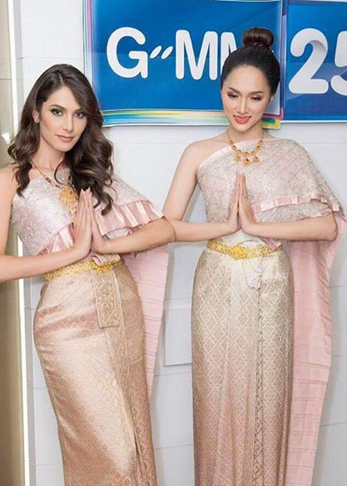 Hương Giang Idol đọ sắc bên đại diện Brazil khi cùng diện trang phục Thái Lan. Ảnh: FBNV