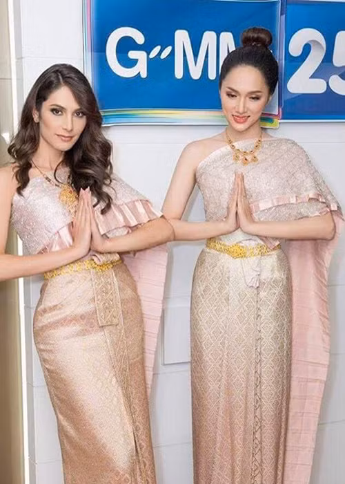 Hương Giang Idol đọ sắc bên đại diện Brazil khi cùng diện trang phục Thái Lan. Ảnh: FBNV