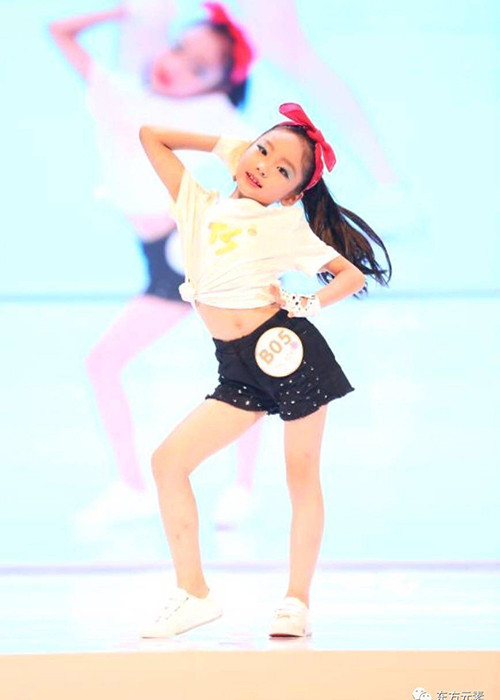 Cô bé có nhiều lợi thế để bước vào showbiz. Ảnh: Sohu