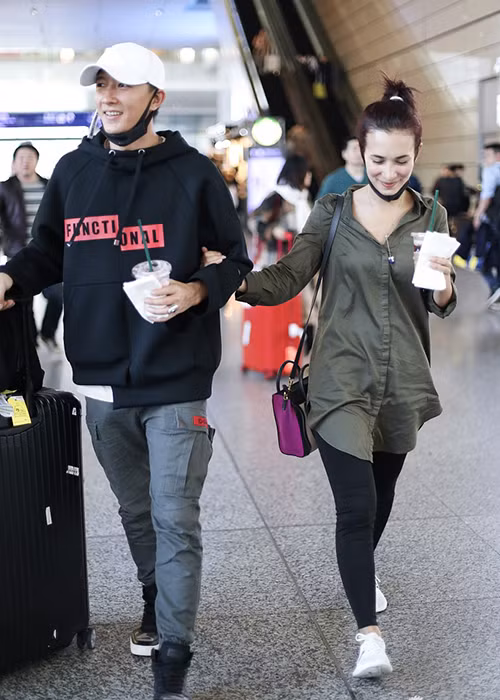 Mới đây, xuất hiện tại sân bay, Hàn Canh - Lư Tĩnh San đều nở nụ cười hạnh phúc.