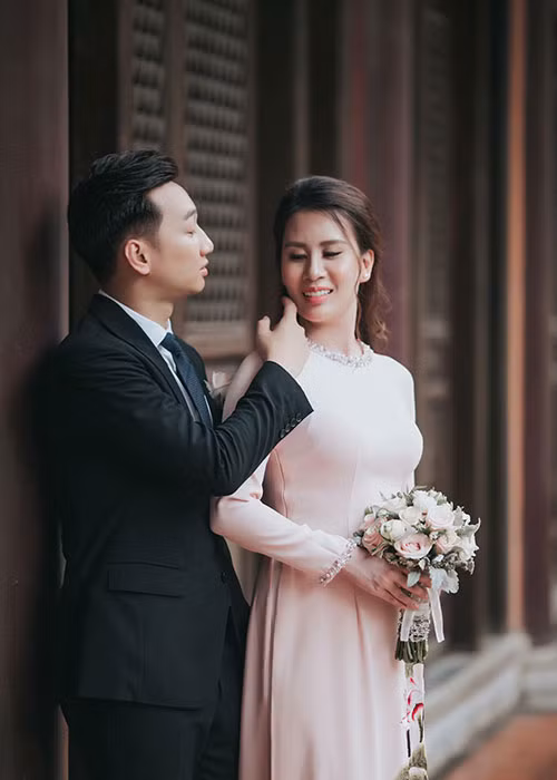 Kỷ niệm ngày cưới, MC Thành Trung chia sẻ: "Đoạn đường chúng ta đã đi qua là: 5 tháng 18 ngày theo đuổi, 3 năm 2 tháng 21 ngày yêu và 1 năm chính thức là vợ chồng. Đường còn rất dài, luôn nắm tay anh em nhé. Cám ơn em vì tất cả, vợ của anh”.