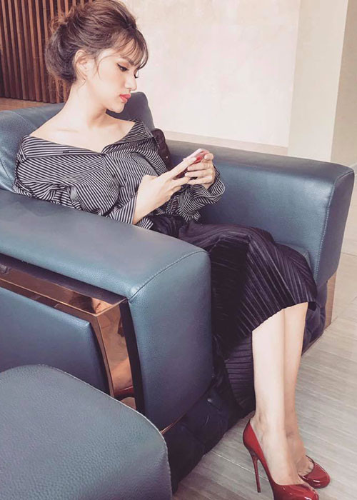 Bước ra từ cuộc thi Vietnam Idol 2012, Hương Giang có sự nghiệp ca hát không mấy thành công.